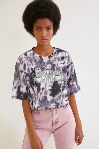 women's t-shirt trendyol friends licensed tie dye printed loose knitted twoss21ts0581, White
women's t-shirt trendyol friends licensed tie dye printed loose knitted twoss21ts0581, White