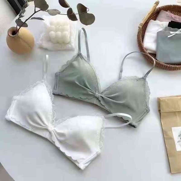 2021 spring and summer ultra-thin women's underwear lace triangle cup bra no steel ring, Red;black
2021 spring and summer ultra-thin women's underwear lace triangle cup bra no steel ring, Red;black