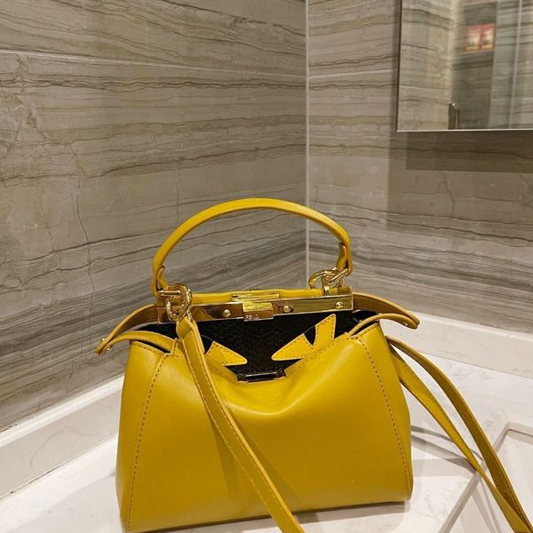 2021 new leather handbag lock peekaboo kitten bag
2021 new leather handbag lock peekaboo kitten bag