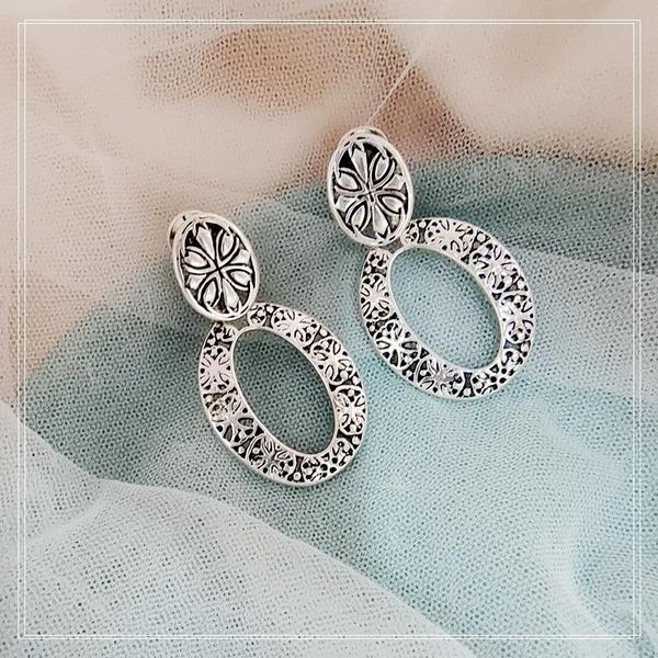 stud light luxury retro old sense of high - grade women's ear marking, Golden;silver
stud light luxury retro old sense of high - grade women's ear marking, Golden;silver