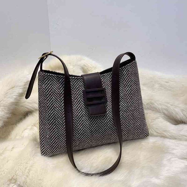 this year's popular bag women 2021 spring fashion woolen texture single shoulder atmospheric armpit, Black;red
this year's popular bag women 2021 spring fashion woolen texture single shoulder atmospheric armpit, Black;red
