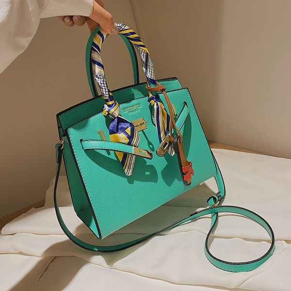 high-quality bags new fashion silk scarf handbag 2021 high-capacity wind slipper pendant women's single shoulder diagonal bag
high-quality bags new fashion silk scarf handbag 2021 high-capacity wind slipper pendant women's single shoulder diagonal bag