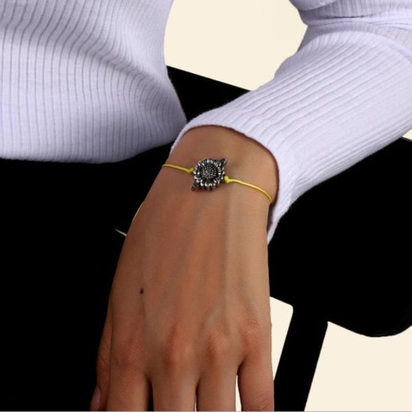 charm bracelets fashion sweet white daisy necklace personality hand made minimalist chrysanthemum bracelet for women jewelry gift, Golden;silver
charm bracelets fashion sweet white daisy necklace personality hand made minimalist chrysanthemum bracelet for women jewelry gift, Golden;silver
