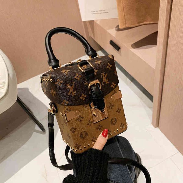 2022 factory outlet bag female new one shoulder messenger portable small square old flower box change mobile phone online red women's b
2022 factory outlet bag female new one shoulder messenger portable small square old flower box change mobile phone online red women's b