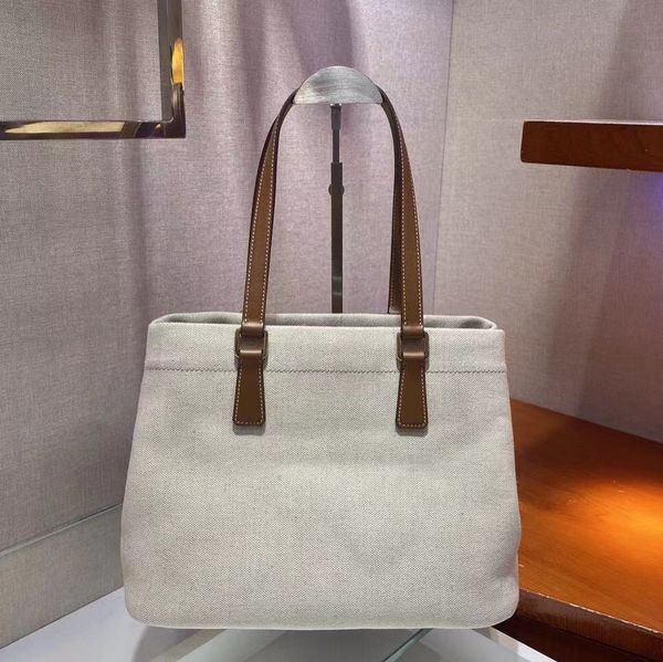 design handbag 2021 new shopping bag the latest prefall canvas carrying shoulder bag with the design of colliding color cowhide and imported
design handbag 2021 new shopping bag the latest prefall canvas carrying shoulder bag with the design of colliding color cowhide and imported
