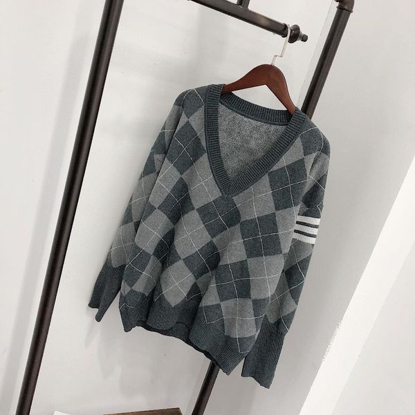 2021 autumn and winter tb british college fenglingge v-neck loose lazy versatile pullover sweater women's sweater, White;black
2021 autumn and winter tb british college fenglingge v-neck loose lazy versatile pullover sweater women's sweater, White;black