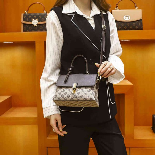 handbag leather women's bag 2021 fashion printing portable small square foreign style one shoulder messenger, Black;red
handbag leather women's bag 2021 fashion printing portable small square foreign style one shoulder messenger, Black;red