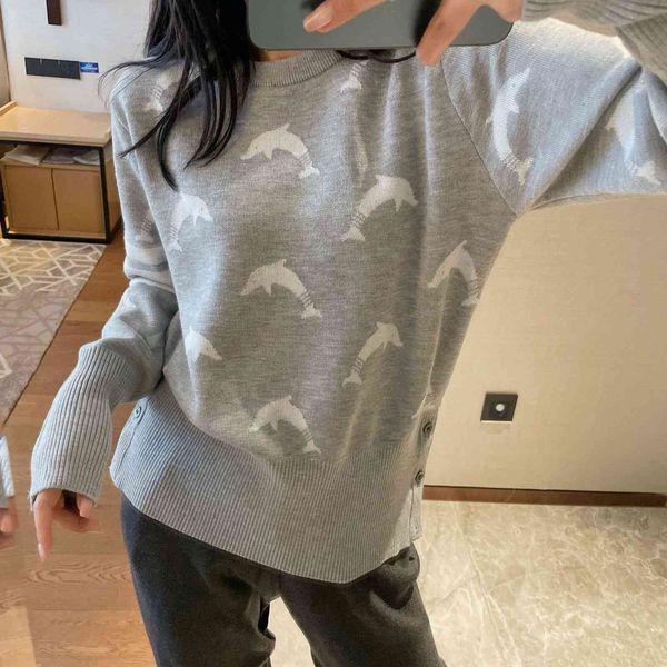 2021 autumn winter new season tb round neck knitted sweater women's thick color contrast four bar dolphin bottomed shirt fashion, White;black 
2021 autumn winter new season tb round neck knitted sweater women's thick color contrast four bar dolphin bottomed shirt fashion, White;black