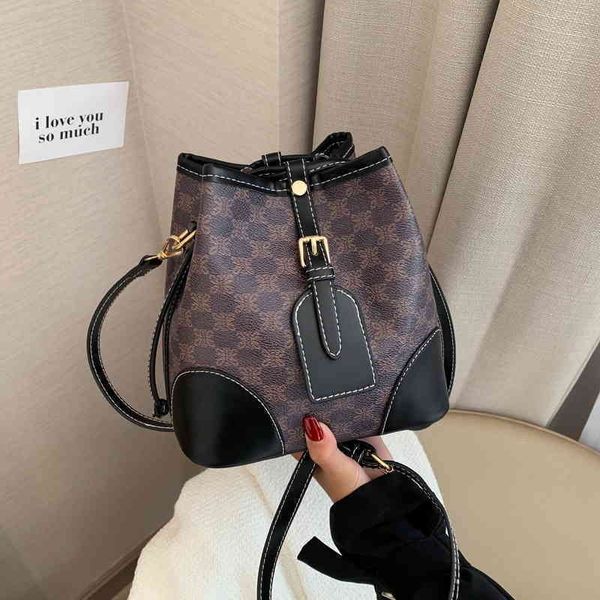 2022 latest luggage factory wholesale printed women's summer leisure trend one shoulder bucket messenger
2022 latest luggage factory wholesale printed women's summer leisure trend one shoulder bucket messenger