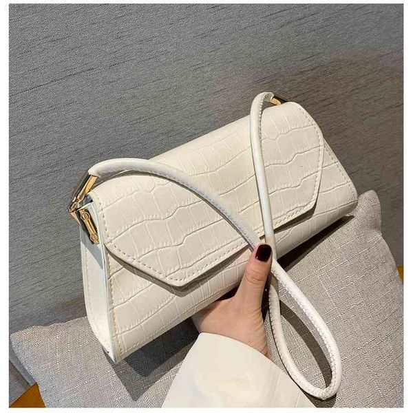 the retro alligator pattern women uette handbag pu leather shoulder baking female portable classic clutch underarm pure bag
the retro alligator pattern women uette handbag pu leather shoulder baking female portable classic clutch underarm pure bag