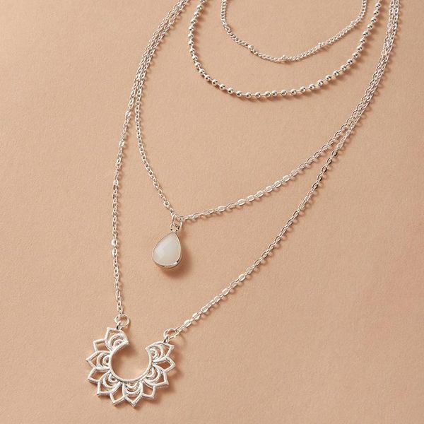 chains bohemian water drop rhinestone flowers pendant necklace for women accessories silver color chain choker jewelry 2021
chains bohemian water drop rhinestone flowers pendant necklace for women accessories silver color chain choker jewelry 2021