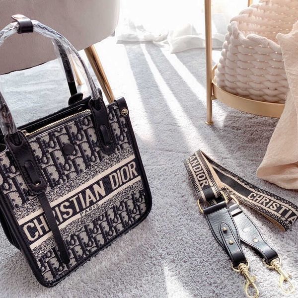 2021 new bag women diozzi hand-held slung one shoulder net red ins high-class foreign style women's presbyopia canvas zly
2021 new bag women diozzi hand-held slung one shoulder net red ins high-class foreign style women's presbyopia canvas zly