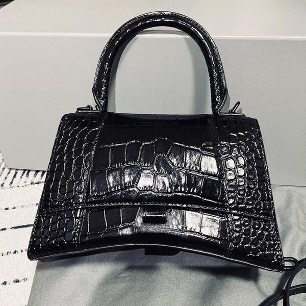luxurys designer handbags handbags womens balencaiga 2021 crocodile pattern french niche b- shaped hourglass high-grade pink messenger bag b
luxurys designer handbags handbags womens balencaiga 2021 crocodile pattern french niche b- shaped hourglass high-grade pink messenger bag b