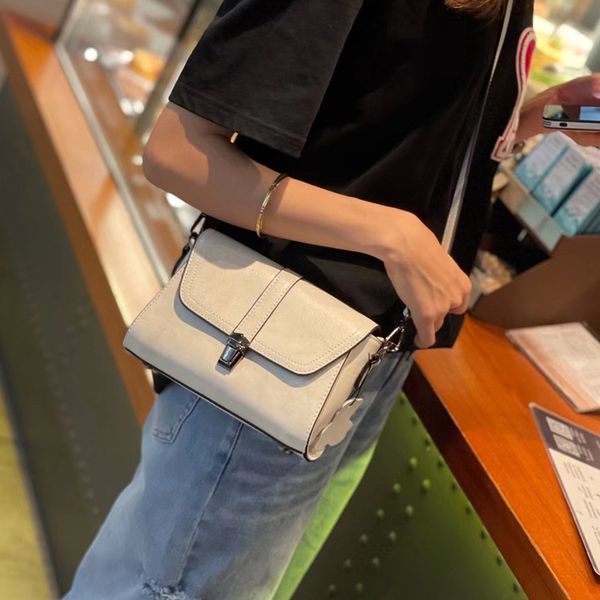 70% off design hand women's 2021 summer new fashion versatile single shoulder bag texture leather niche design flip messenger bag 2bew, Red;black
70% off design hand women's 2021 summer new fashion versatile single shoulder bag texture leather niche design flip messenger bag 2bew, Red;black