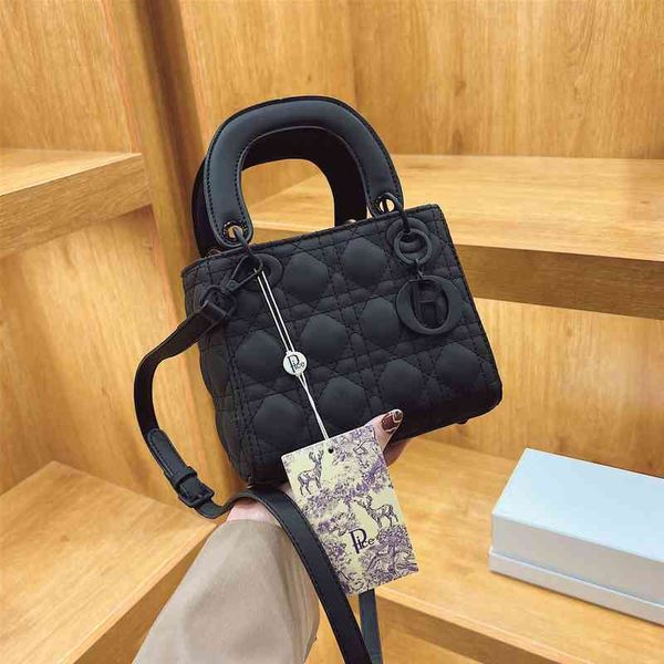 2022 factory wholesale spring bucket simple shoulder large capacity tote bag portable women's bag
2022 factory wholesale spring bucket simple shoulder large capacity tote bag portable women's bag
