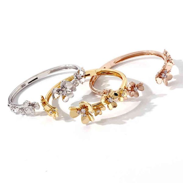 charm bracelets simple and popular products in japan south korea clover micro inlaid zircon open double flower bracelet jewelry, Golden;silver
charm bracelets simple and popular products in japan south korea clover micro inlaid zircon open double flower bracelet jewelry, Golden;silver