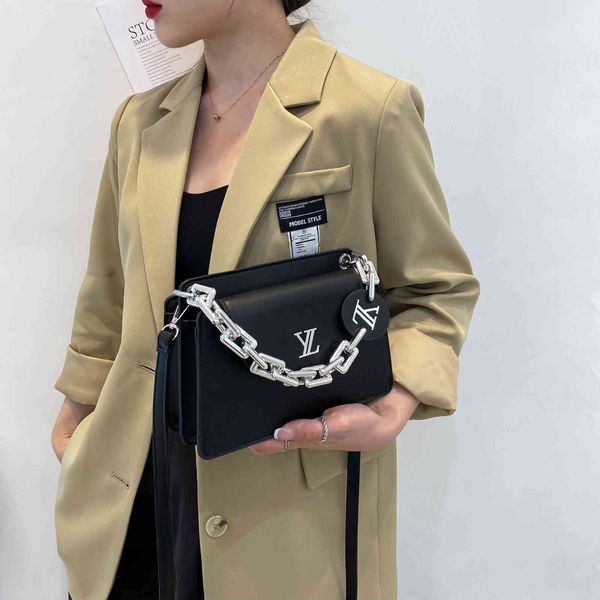 luxury quality 2021 autumn fashion pearl chain female lingge messenger leisure foreign style small square tide bag
luxury quality 2021 autumn fashion pearl chain female lingge messenger leisure foreign style small square tide bag