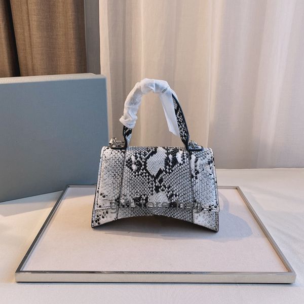 giftstore_bag high-end one-shoulder messenger bag hourglass bag latest fashion element handbag
giftstore_bag high-end one-shoulder messenger bag hourglass bag latest fashion element handbag