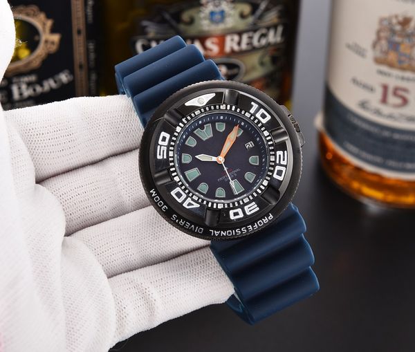 2021 men luxury watches three stitches series mens quartz watch citiz brand clock fashion round shape rubber strap montre, Slivery;brown
2021 men luxury watches three stitches series mens quartz watch citiz brand clock fashion round shape rubber strap montre, Slivery;brown