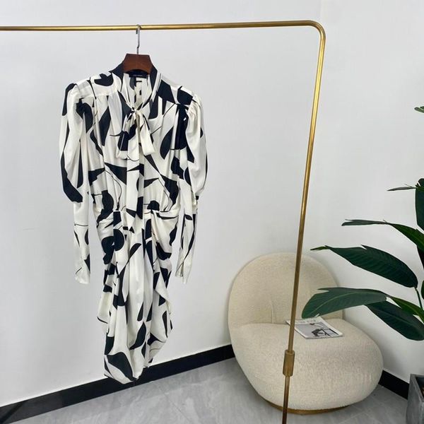 casual dresses 2021 summer women fashion black geometric print long sleeves pleated white mini high quality, Black;gray
casual dresses 2021 summer women fashion black geometric print long sleeves pleated white mini high quality, Black;gray