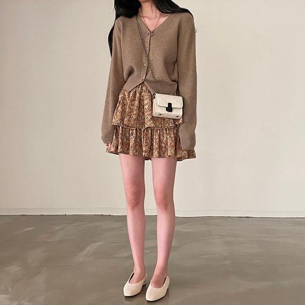 women's jackets 2021 spring and autumn retro knitted sweater v-neck long-sleeved small cardigan jacket short casual women, Black;brown
women's jackets 2021 spring and autumn retro knitted sweater v-neck long-sleeved small cardigan jacket short casual women, Black;brown