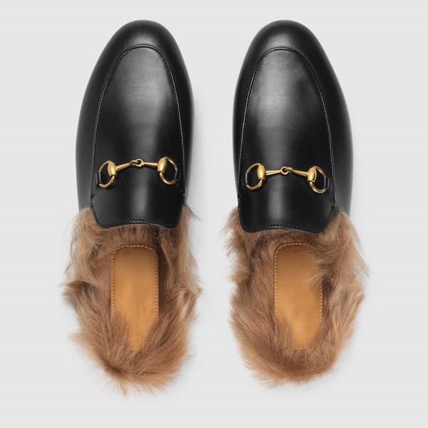 2022 lamb wool lined slippers with classic details style number. 397749, Black
2022 lamb wool lined slippers with classic details style number. 397749, Black