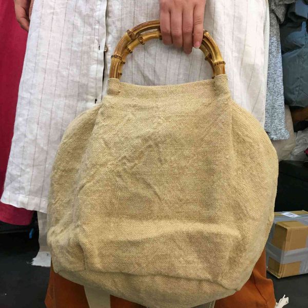 famous family style new handmade genuine leather women's single shoulder canvas bag bamboo handle single shoulder bag
famous family style new handmade genuine leather women's single shoulder canvas bag bamboo handle single shoulder bag