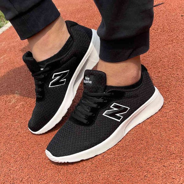 2021 new breathable mesh sports shoes summer light running casual couple for men and women
2021 new breathable mesh sports shoes summer light running casual couple for men and women