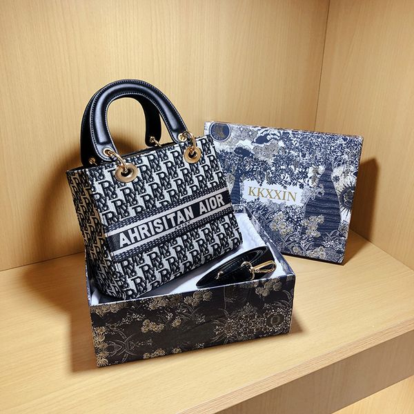 luxury trendy bags 2021 s advanced sense of foreign style portable women's new fashion korean diana bag
luxury trendy bags 2021 s advanced sense of foreign style portable women's new fashion korean diana bag