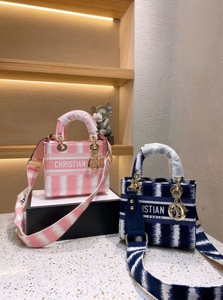 the designers 2021 soft leather women handbag logo capacity tote bags fashion makeup luxurys brang bag -l0622, Red;black
the designers 2021 soft leather women handbag logo capacity tote bags fashion makeup luxurys brang bag -l0622, Red;black