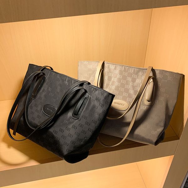new texture tote bag women's large capacity portable shoulder simple fashion commuting shopping
new texture tote bag women's large capacity portable shoulder simple fashion commuting shopping