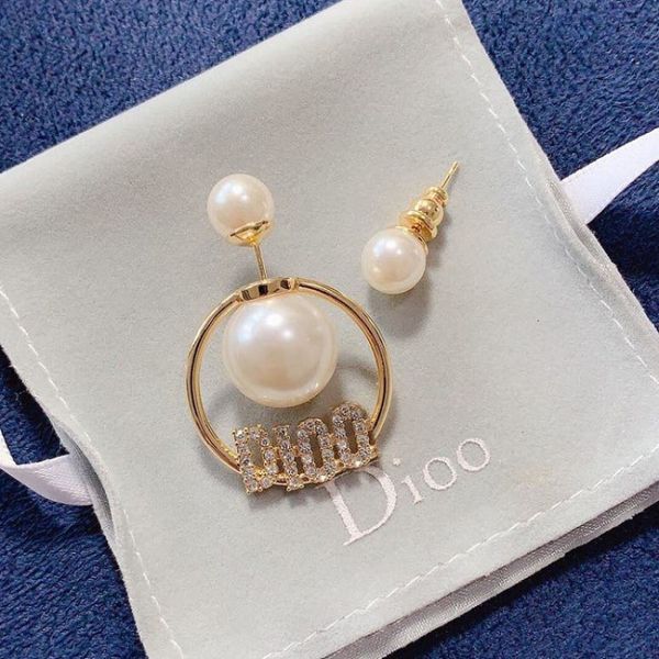 earrings with pearl letters inlaid with diamond 925 silver needle back hanging style, Golden
earrings with pearl letters inlaid with diamond 925 silver needle back hanging style, Golden