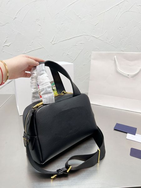 2022 new messenger bag milano women triangle logo wide strap female totes handbags shoulder bags popular cross body bag
2022 new messenger bag milano women triangle logo wide strap female totes handbags shoulder bags popular cross body bag