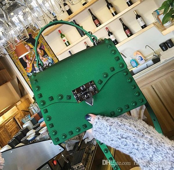 wholesale brand handbag matte matte jelly bag korean version of the new fashion portable single shoulder bag clamshell rivet rivet handbag, Black;red
wholesale brand handbag matte matte jelly bag korean version of the new fashion portable single shoulder bag clamshell rivet rivet handbag, Black;red