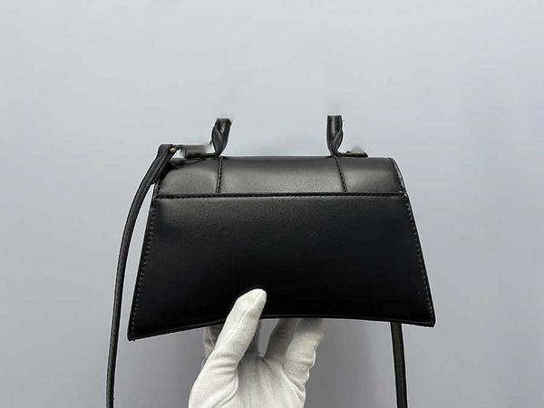 discount high-end design luxury style classic lady's shoulder bag leather saddle bag cross-body hour glass tote
discount high-end design luxury style classic lady's shoulder bag leather saddle bag cross-body hour glass tote
