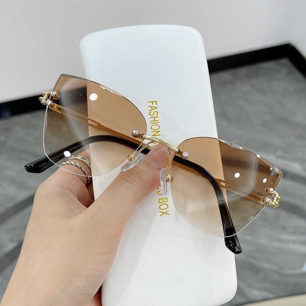 2021european and american retro style sunglasses uv 400 cut edge fashion cat-eye women metal ocean sun glasses quality wholesale designer lu, White;black
2021european and american retro style sunglasses uv 400 cut edge fashion cat-eye women metal ocean sun glasses quality wholesale designer lu, White;black
