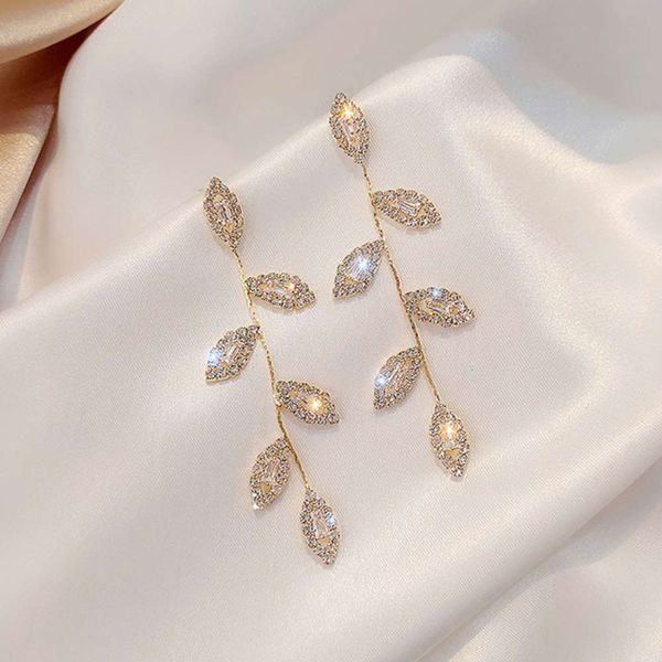 quality 925 silver needle korean fine horse eye micro drill zirconium long tassel tree leaf net red earrings
quality 925 silver needle korean fine horse eye micro drill zirconium long tassel tree leaf net red earrings