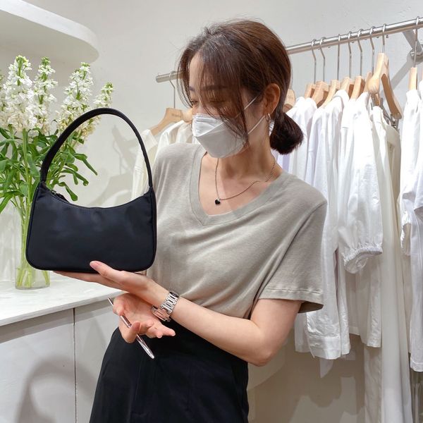 design french stick women's 2021 new versatile simple nylon hand one shoulder armpit bag
design french stick women's 2021 new versatile simple nylon hand one shoulder armpit bag