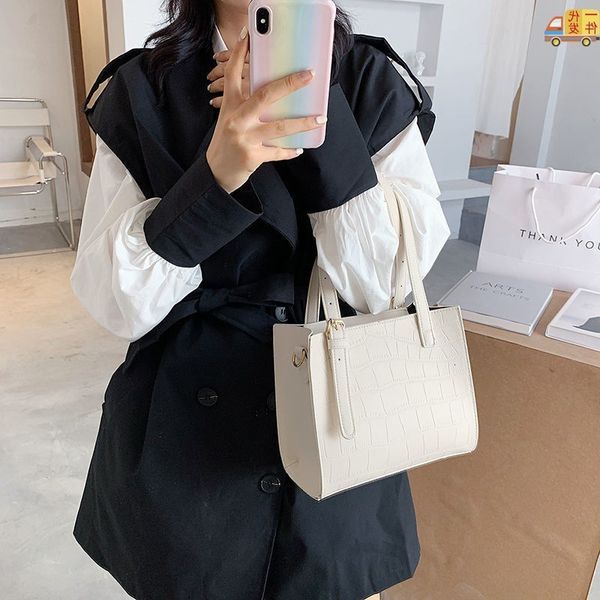 french minority hand 2021 new fashion texture temperament women's one shoulder messenger bag
french minority hand 2021 new fashion texture temperament women's one shoulder messenger bag