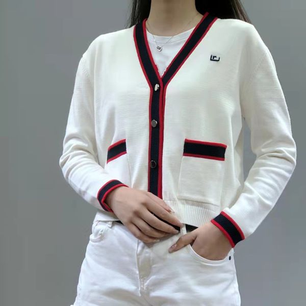 2021 women's autumn new family knitted leisure sports fashion atmosphere single breasted cardigan, White;black
2021 women's autumn new family knitted leisure sports fashion atmosphere single breasted cardigan, White;black