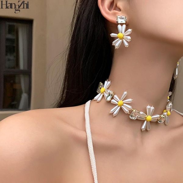 hangzhi 2021 autumn yellow daisy rectangle crystal pearl flower short choker necklace for women wedding birthday jewelry chokers, Golden;silver
hangzhi 2021 autumn yellow daisy rectangle crystal pearl flower short choker necklace for women wedding birthday jewelry chokers, Golden;silver