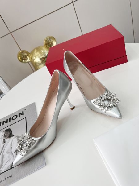 2022 women luxury shoes red bottom high heels glitter rivets triple black nude pink white gradient color patent leather suede party wedding 
2022 women luxury shoes red bottom high heels glitter rivets triple black nude pink white gradient color patent leather suede party wedding