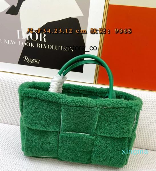 2023 new fashion luxurys designer handbags trend large capacity portable tote bag versatile bag mink lambswool
2023 new fashion luxurys designer handbags trend large capacity portable tote bag versatile bag mink lambswool