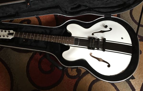 rare es 333 tom delonge semi hollow body white jazz electric guitar single pickup, black hardware, double f holes, dot inlay, grover tuners
rare es 333 tom delonge semi hollow body white jazz electric guitar single pickup, black hardware, double f holes, dot inlay, grover tuners