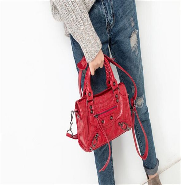 luxurys designers tassel chain city mini storage bags lady real leather handle shoulder bag studs rivet solid rivets medium motorcycle vinta
luxurys designers tassel chain city mini storage bags lady real leather handle shoulder bag studs rivet solid rivets medium motorcycle vinta