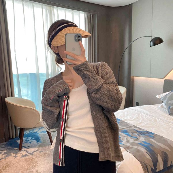 2021 autumn and winter new pattern tb four bar jiaohua cardigan long sleeve jacket wool sweater women's fashion, White;black
2021 autumn and winter new pattern tb four bar jiaohua cardigan long sleeve jacket wool sweater women's fashion, White;black