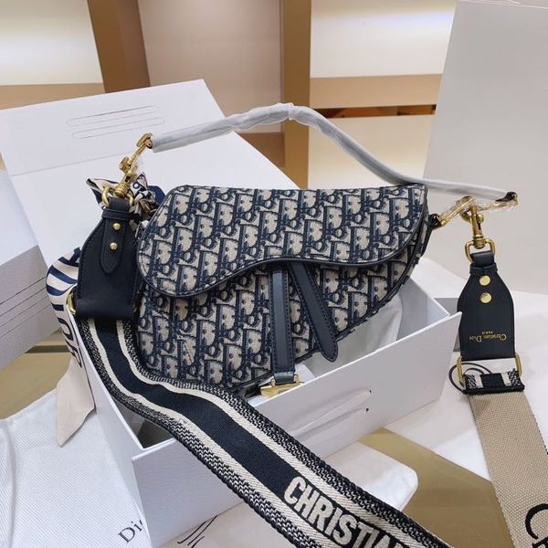 xiaozhong canvas cross saddle bag 2021 new single shoulder presbyopia underarm bag embroidered canvas high texture handbag messenger handbag
xiaozhong canvas cross saddle bag 2021 new single shoulder presbyopia underarm bag embroidered canvas high texture handbag messenger handbag