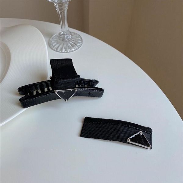 2021 black high-grade leather letter clamps fashion personality korean version of wild bangs clip headdress female fast delivery, Slivery;golden
2021 black high-grade leather letter clamps fashion personality korean version of wild bangs clip headdress female fast delivery, Slivery;golden