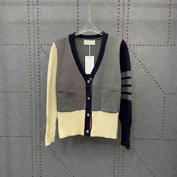 2022 factory wholesale new + b autumn college style leisure and comfortable loose v-neck temperament simple knitted cardigan w1my, White;black
2022 factory wholesale new + b autumn college style leisure and comfortable loose v-neck temperament simple knitted cardigan w1my, White;black