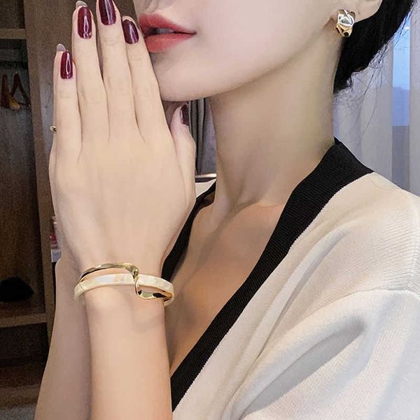 fflacell 2021 new simple white shellfish board bend metal geometric overlap acetic resin open bangle for women girls jewellery q0719, Black
fflacell 2021 new simple white shellfish board bend metal geometric overlap acetic resin open bangle for women girls jewellery q0719, Black